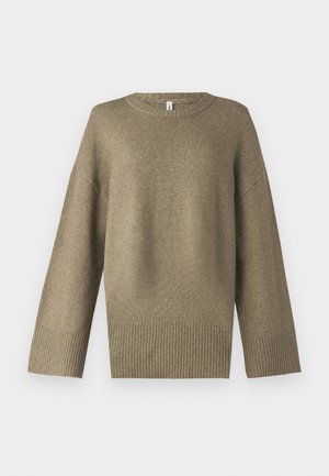 Olivgrüner Strickpullover mit rundem Ausschnitt, überschnittenen Schultern und Rippbündchen. Der Stoff wirkt weich mit dezenten Texturdetails.