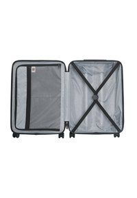 Svart hårdskal resväska med en grå inredning; har en dragkedja nätficka och korsade remmar för att säkra innehållet. Två hjul för rörlighet.