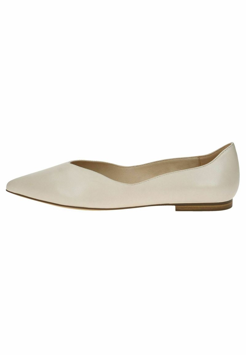 Ballerines en cuir beige avec un bout pointu, une semelle fine et une texture lisse. Design minimaliste sans éléments métalliques ou accents marqués.