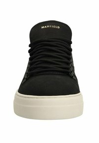 Baskets noires avec un dessus texturé, bout rond et semelle en caoutchouc blanc. Dispose de lacets noirs et du logo "MANFIELD" en doré sur la languette.
