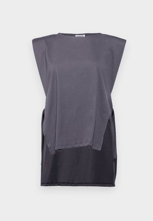 Grå t-shirt med korta ärmar i mjuk bomull, med en avslappnad passform, bred axeldesign och kontrasterande mörk nedre fåll.