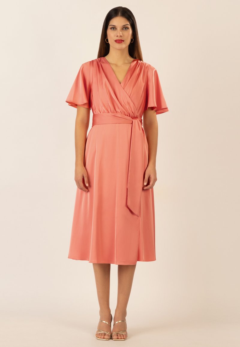 Korallenfarbenes Wickelkleid mit kurzen, schwingenden Ärmeln und einem Taillengürtel. Hergestellt aus glattem Stoff, weist es einen V-Ausschnitt und einen mittellangen Saum auf.