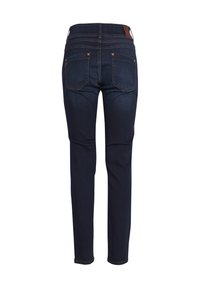 Jeans de mezclilla azul oscuro con bolsillos traseros, piernas rectas y una parche de cuero marrón en la cintura, vistos desde atrás.