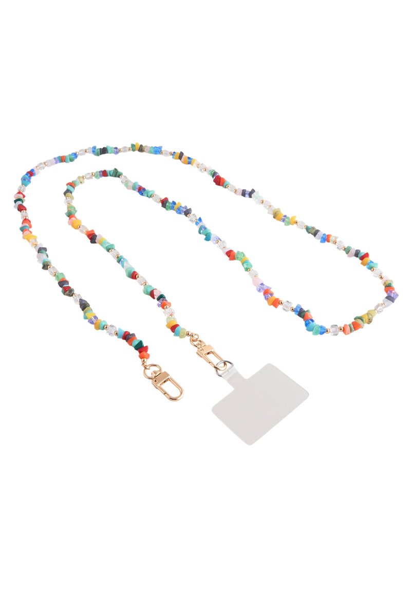 Lanière perlée composée de pierres et cristaux colorés assortis. Présente une ferrure dorée et un porte-identité transparent attaché. Flexible et léger.