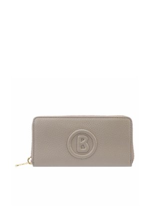 Portefeuille en cuir gris avec surface texturée. Il comporte un logo circulaire en relief et une fermeture à glissière en métal doré. Forme rectangulaire, design minimaliste.