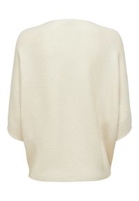 Jasno beżowy sweter z dzianiny o luźnym, oversize'owym kroju. Posiada teksturowany prążkowany wzór oraz szerokie rękawy. Widok z tyłu ukazuje proste, czyste linie.