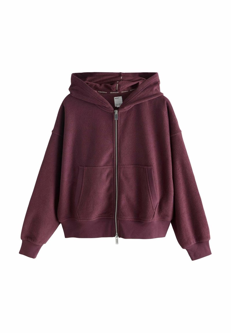 Bordeaux fleece hættejakke med lynlås foran, store forlommer og hætte med snoretræk. Har ribbede manchetter og kant. Blød tekstur.
