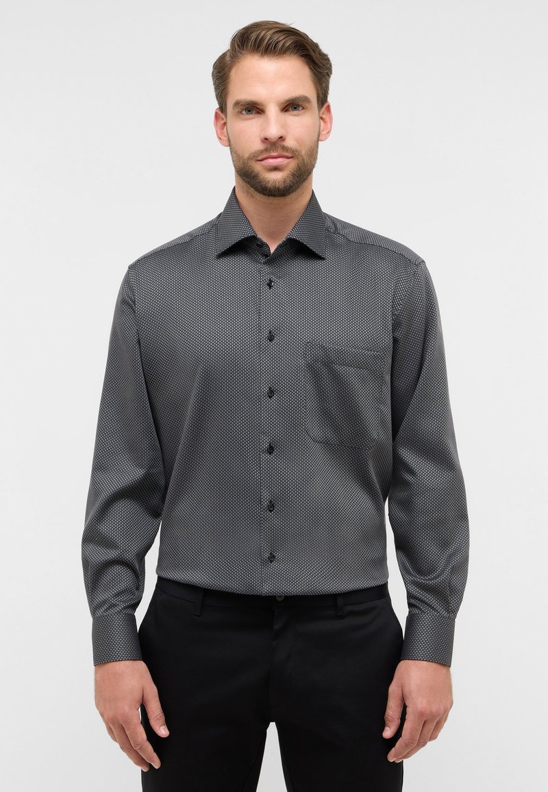 Zwart-wit gestreepte lange mouwen shirt met een button-down kraag, een borstzak en zwarte knopen. Gladde stof met een gestructureerde pasvorm.