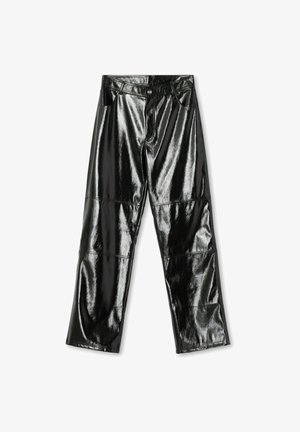 Črne, visokosijajne hlače iz umetnega usnja širokega kroja, z sprednjimi žepi in detajlom jermena. Gladka tekstura, sijajen zaključek.