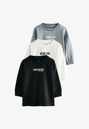 Drie lange mouwen t-shirts in zwart, wit en grijs. Elk shirt heeft een unieke slogan die in contrasterende kleuren is gedrukt en een ronde halslijn.