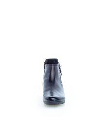 Botte ankle en cuir noir avec une surface lisse et brillante, fermeture éclair sur le côté, et un col en tissu noir légèrement texturé.