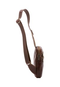 Borsa a tracolla in pelle marrone con una texture liscia, design sottile, tracolla regolabile e due tasche con zip sulla parte anteriore per riporre oggetti.