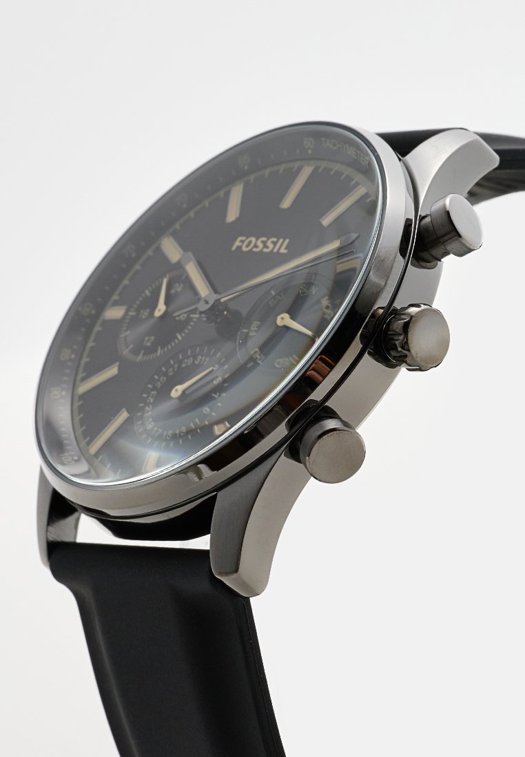 Orologio cronografo Fossil con quadrante nero, cassa argentata, cinturino in silicone nero e tre sottoquadranti; presenta lancette e indicatori luminosi.
