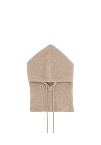 Căciulă finuță bej, cu guler extins și șnururi de strângere, concepută pentru căldură și confort.