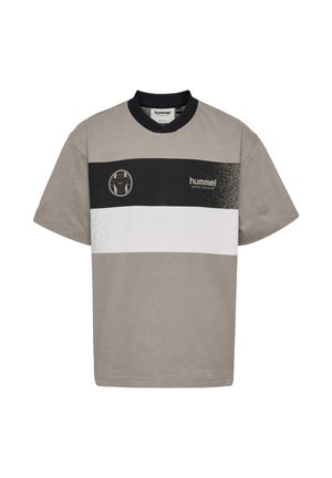 Szara koszulka z krótkimi rękawami, z poziomym czarno-białym paskiem i logo na lewej piersi. Klasyczny dekolt typu crew neck.