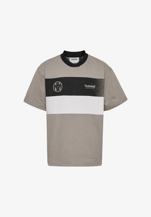 Grå t-shirt med korte ærmer, der har en vandret sort og hvid stribe samt et logo på venstre bryst. Klassisk rund hals.