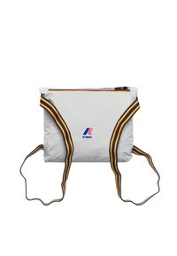 Borsa grigia imbottita con manici a strisce gialle e blu a contrasto. Presenta una zip superiore e un logo visibile sul davanti. Design compatto.