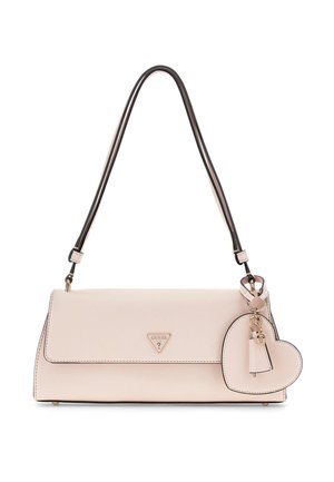 Sac d'épaule rectangulaire rose clair avec bordure noire, ferrures en or, un charm en forme de cœur et logo "Guess USA" sur le rabat avant.