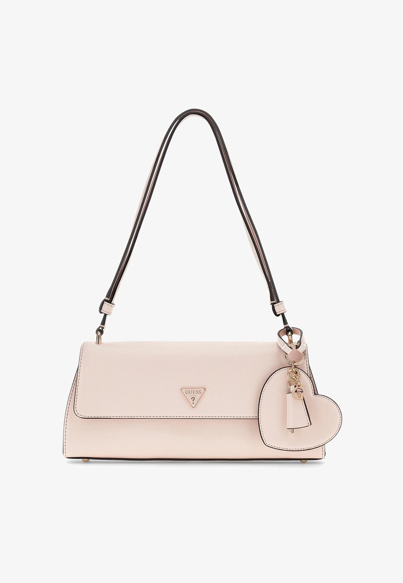 Sac d'épaule rectangulaire rose clair avec bordure noire, ferrures en or, un charm en forme de cœur et logo "Guess USA" sur le rabat avant.