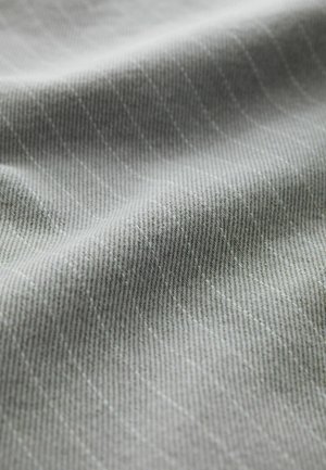 Grauer Stoff mit einem subtilen diagonalen Streifenmuster, das eine glatte Textur und gleichmäßige Webart zeigt, geeignet für verschiedene Textilanwendungen.
