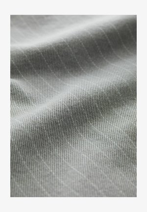 Sivá látka s jemným diagonálnym prúžkom, ktorá zobrazuje hladkú textúru a rovnomerný tkaný vzor, vhodná pre rôzne textilné aplikácie.