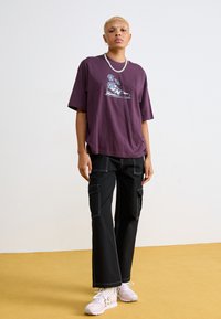 New Balance OVERSIZED FLOWER - T-shirts med print - plum brown