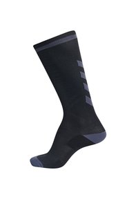 Calcetín deportivo negro con puño acanalado. Presenta acentos de rayas diagonales grises y una puntera reforzada. Está hecho de un tejido transpirable.