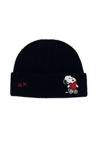 Berretto di lana nera con risvolto, decorato con simboli rossi delta e X, e un personaggio di Snoopy che tiene un cuore rosso sulla parte frontale.