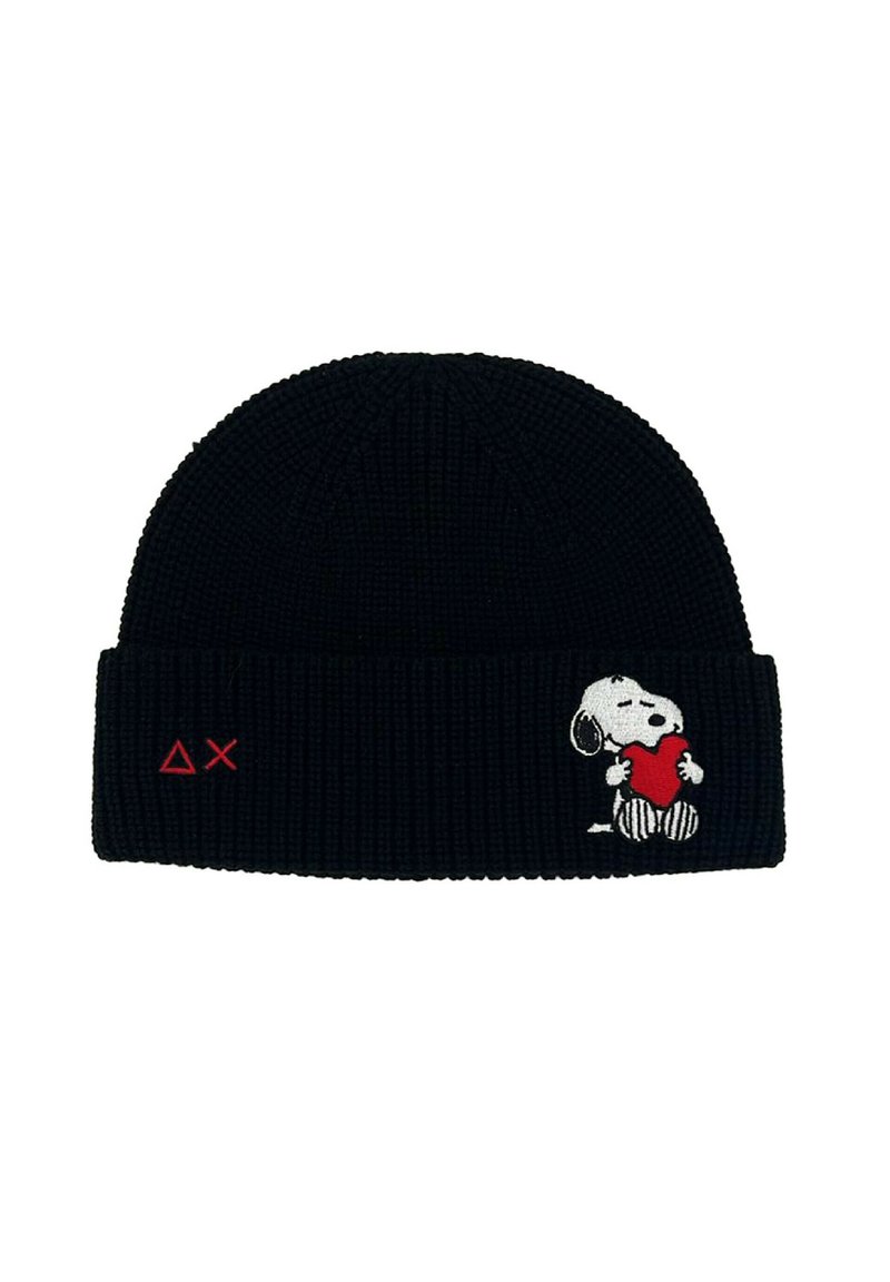 Berretto di lana nera con risvolto, decorato con simboli rossi delta e X, e un personaggio di Snoopy che tiene un cuore rosso sulla parte frontale.