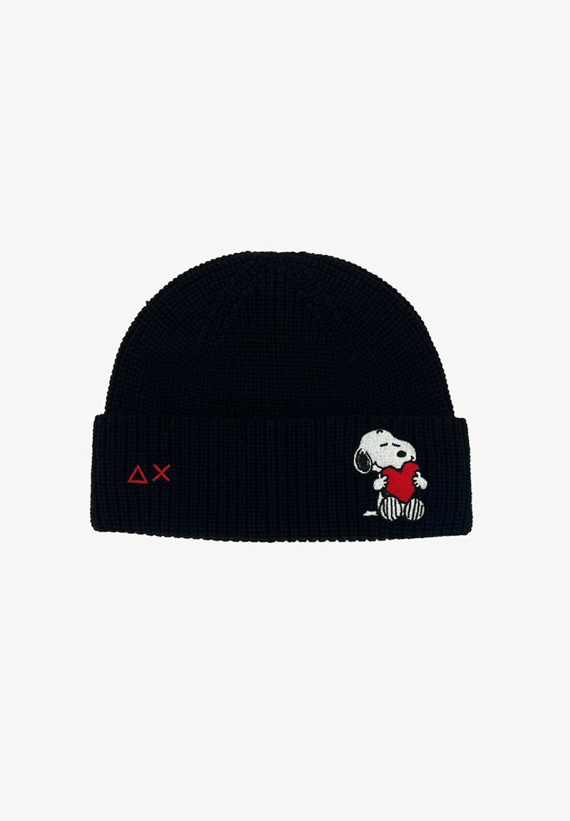 Berretto di lana nera con risvolto, decorato con simboli rossi delta e X, e un personaggio di Snoopy che tiene un cuore rosso sulla parte frontale.