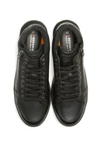 Baskets montantes en cuir noir avec lacets et fermeture éclair sur le côté. Elles possèdent un col rembourré et une semelle en caoutchouc avec un détail logo sur la languette.
