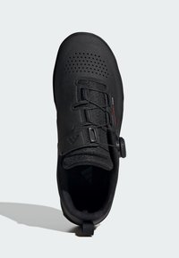 Musta pyöräilykengä, jossa on sileä synteettinen päällinen, verkkouritukset hengittävyyden parantamiseksi ja joustava pohja säätöjärjestelmällä.