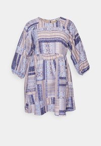 Vestido azul e rosa com padrão, com decote redondo, mangas bufantes e cintura elástica. Apresenta uma mistura de designs geométricos e florais.