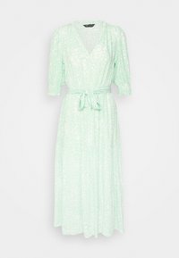 Robe midi vert clair avec motif floral blanc, col en V, manches bouffantes jusqu'au coude et ceinture nouée à la taille.