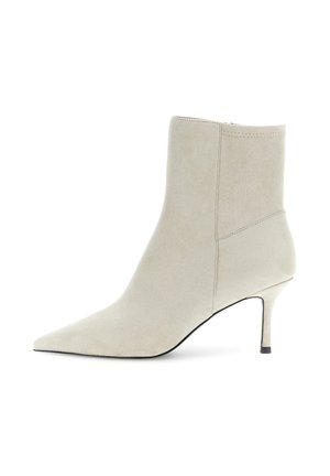 Stivaletto in suede beige con punta affusolata, tacco kitten sottile e zip laterale su sfondo bianco.