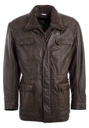 Braune Lederjacke mit einem flauschigen Kragen, mehreren Fronttaschen, Reißverschluss und einer strukturierten Oberfläche.
