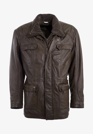 Ruskea nahkatakki, jossa on pörröinen kaulus, useita etutaskuja, vetoketjusuljenta ja teksturoidun pinnan viimeistely.