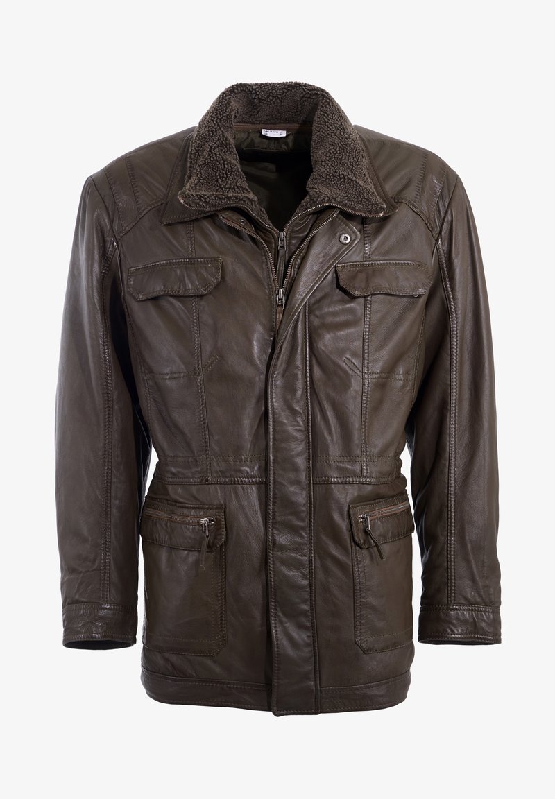 Braune Lederjacke mit einem flauschigen Kragen, mehreren Fronttaschen, Reißverschluss und einer strukturierten Oberfläche.