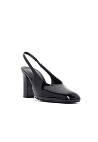 Zapato de charol negro tipo slingback con punta redonda y tacón cuadrado, inclinado ligeramente para mostrar el lado exterior sobre un fondo blanco.