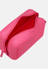 Custodia per matite rettangolare rosa realizzata in materiale testurizzato con chiusura a cerniera. Presenta un interno rosso brillante. Design semplice senza motivi visibili.