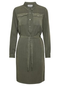 Robe-chemise longue manches longues vert olive avec poches poitrine, boutons-pression à l'avant, col, manches retroussées avec poignets, et ceinture à nouer à la taille.