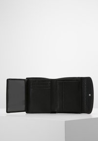 Portafoglio in pelle nera con texture a ciottoli, dotato di molteplici scomparti per carte, un portafoglio trasparente per documento d'identità e chiusura a scatto. Vista aperta.