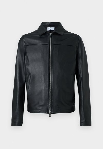 Jachetă neagră din piele cu fermoar complet frontal, guler ascuțit, mâneci lungi și buzunare laterale, prezentată pe un fundal alb simplu.