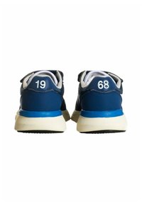 Scarpe da ginnastica blu navy con accenti bianchi, caratterizzate da una suola blu. I numeri 19 e 68 sono stampati sui talloni. Materiale liscio, design low-top.