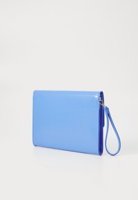 Pochette in pelle blu con una texture liscia, forma rettangolare, tracolla e un sottile dettaglio di cucitura lungo i bordi.