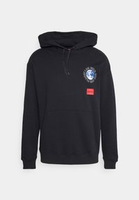 Hoodie en coton noir avec une poche avant, capuche à cordon de serrage et un graphique de la Terre accompagné de texte sur le côté gauche de la poitrine. Dispose d'une étiquette logo rouge.