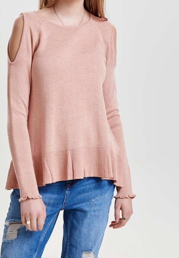 Helle rosa Sweatshirt mit kalten Schultern, geripptem Saum und Bündchen, kombiniert mit ausgewaschenen blauen Jeans.