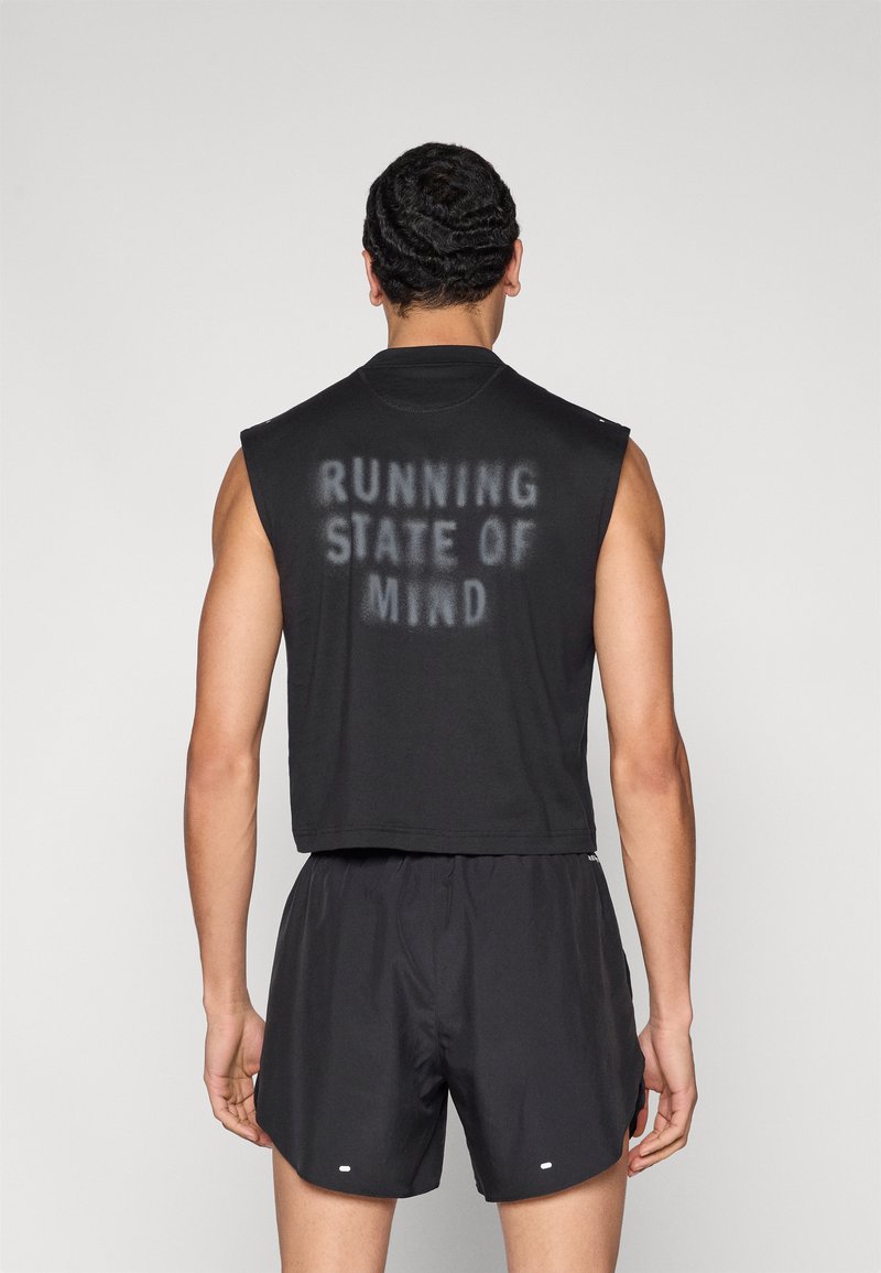 Μαύρο αμάνικο πάνω μέρος με τη φράση "RUNNING STATE OF MIND" τυπωμένη στην πλάτη, σε συνδυασμό με μαύρο σορτς. Κατασκευασμένο από ελαφρύ ύφασμα, προσφέροντας άνετη εφαρμογή.