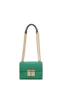 Borsa a tracolla verde in pelle con catene dorate, dotata di una chiusura quadrata e dettagli in rilievo sulla parte anteriore.