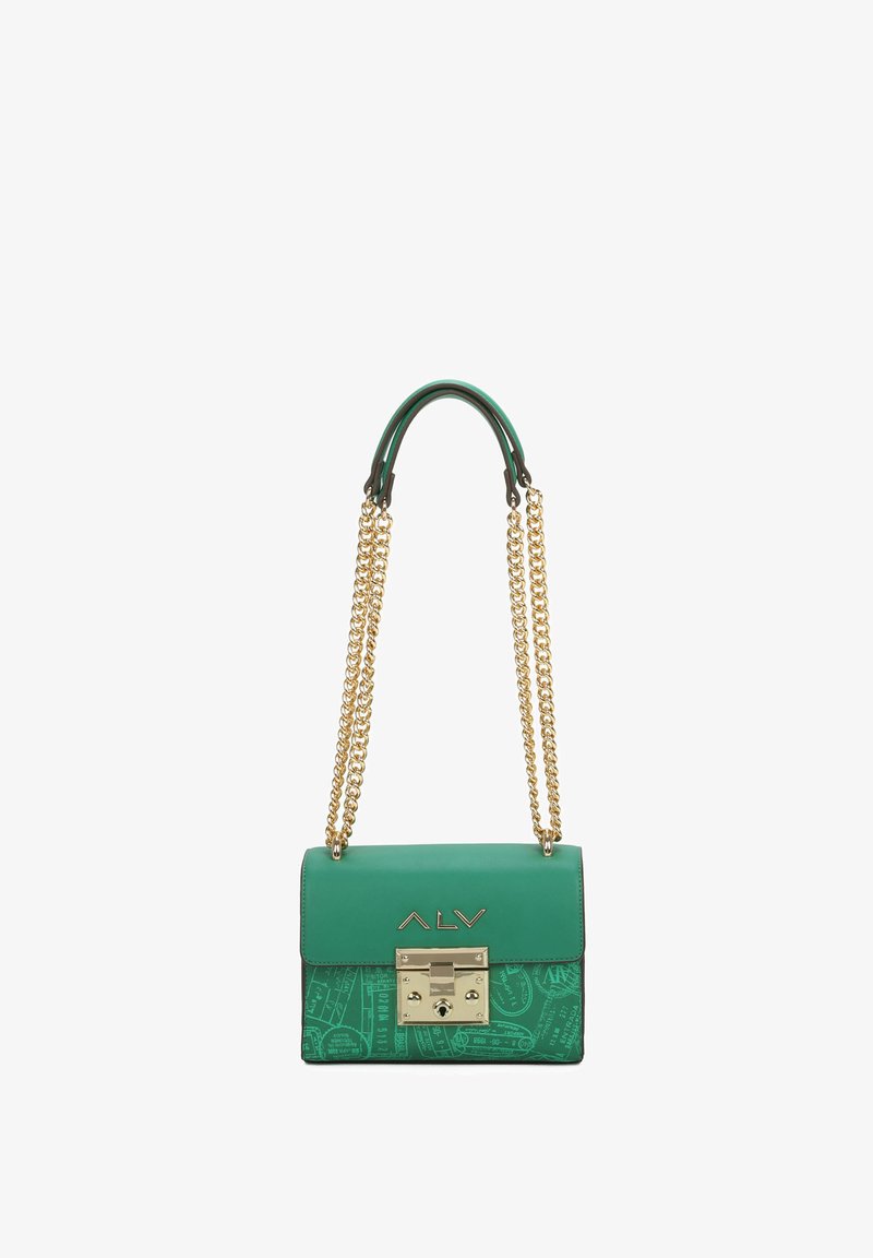 Borsa a tracolla verde in pelle con catene dorate, dotata di una chiusura quadrata e dettagli in rilievo sulla parte anteriore.